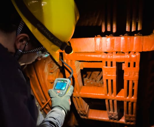 Prueba de resistencia de aislamiento con Megger a motor eléctrico industrial