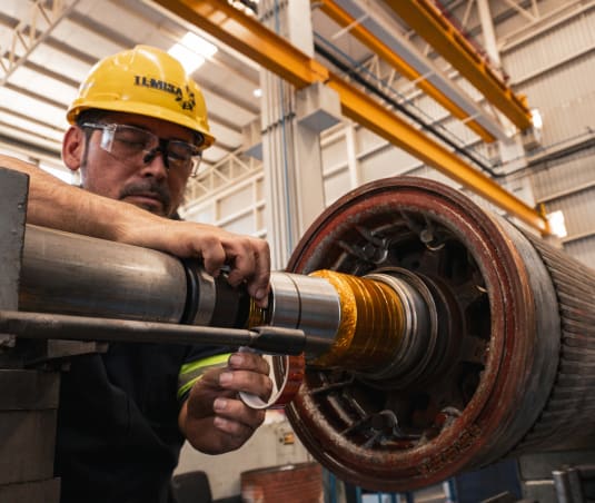 Rectificación de la flecha de un motor de tracción en el torno del taller TEMISA