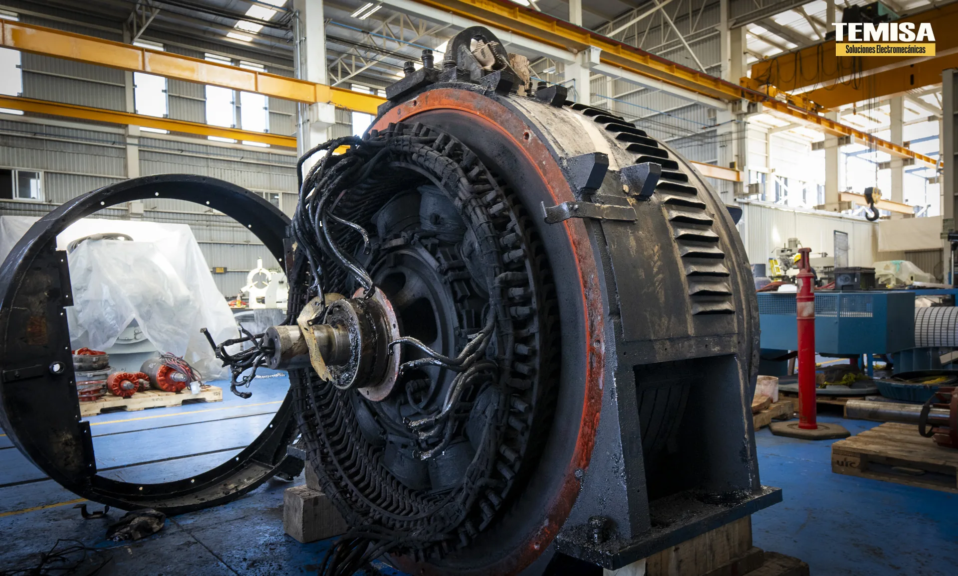 Motor eléctrico de alta tensión de gran potencia en overhaul en el taller TEMISA, proveedor calificado CFE LAPEM W6000-20