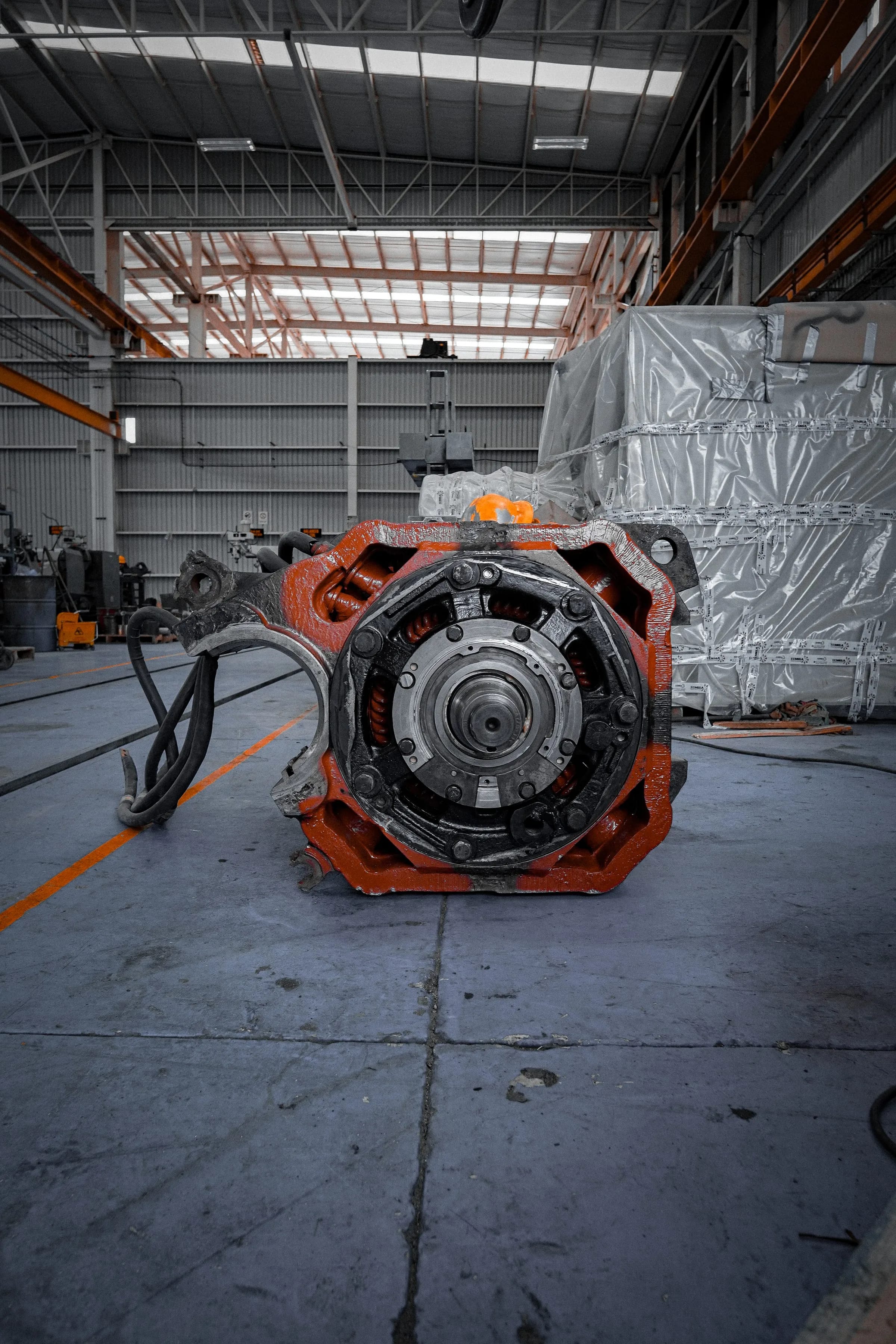Motor de tracción completo visto de frente, con el conjunto de portaescobillas a la vista, en el taller de TEMISA