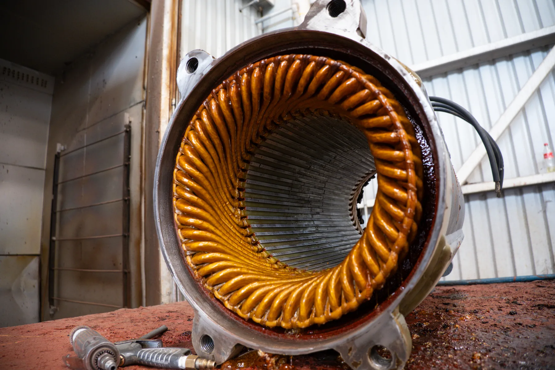 Vista axial del bobinado de cobre de un motor de tracción ferroviaria, cabezas de bobina en espiral, taller de TEMISA