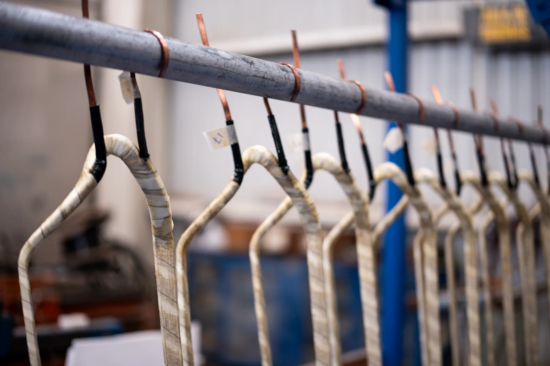 Rack de bobinas preformadas de solera de cobre recién fabricadas para motores de media tensión en el taller TEMISA
