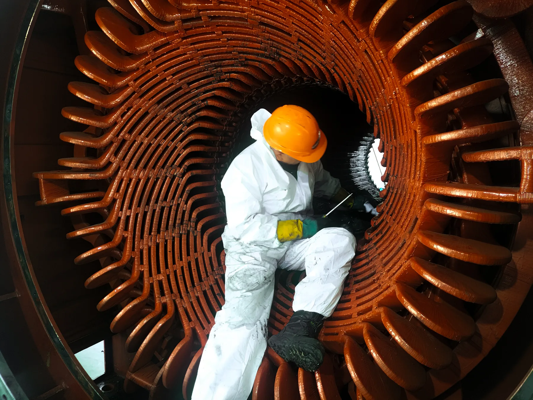 Técnico de TEMISA inspeccionando el devanado de un estator para diagnosticar sobrecalentamiento