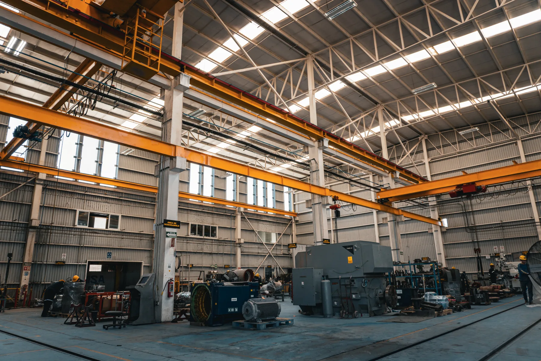 Vista panorámica de la nave del taller electromecánico TEMISA con grúas, tornos y máquinas