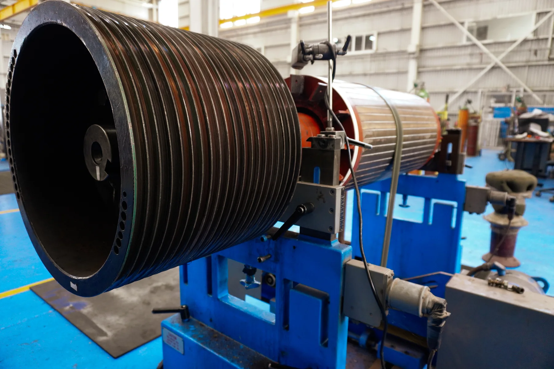 Rotor de motor montado entre los pedestales de la máquina balanceadora del taller de TEMISA