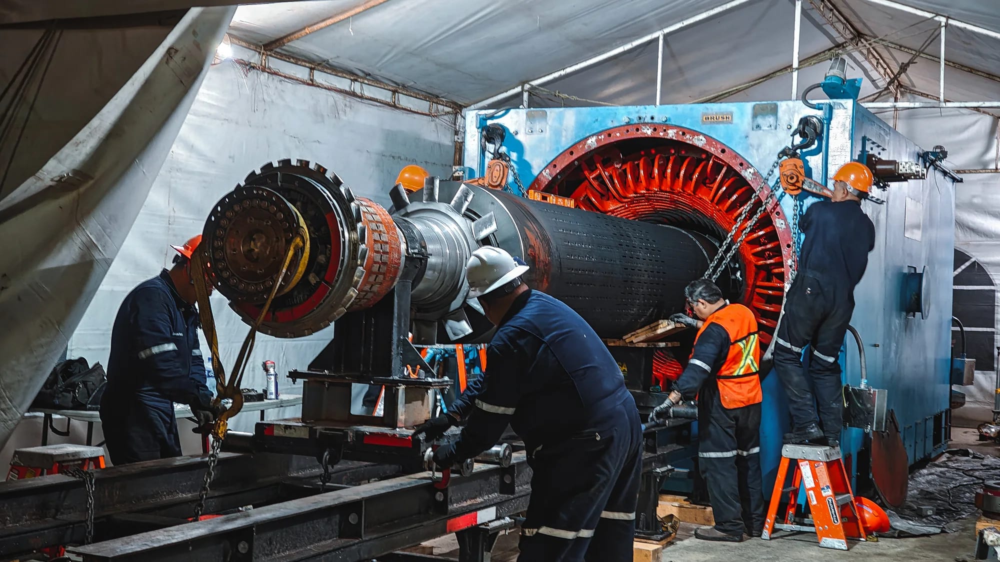 Maniobra de un motor eléctrico de gran capacidad con grúa en el taller TEMISA, al servicio de la industria de Tampico y Altamira