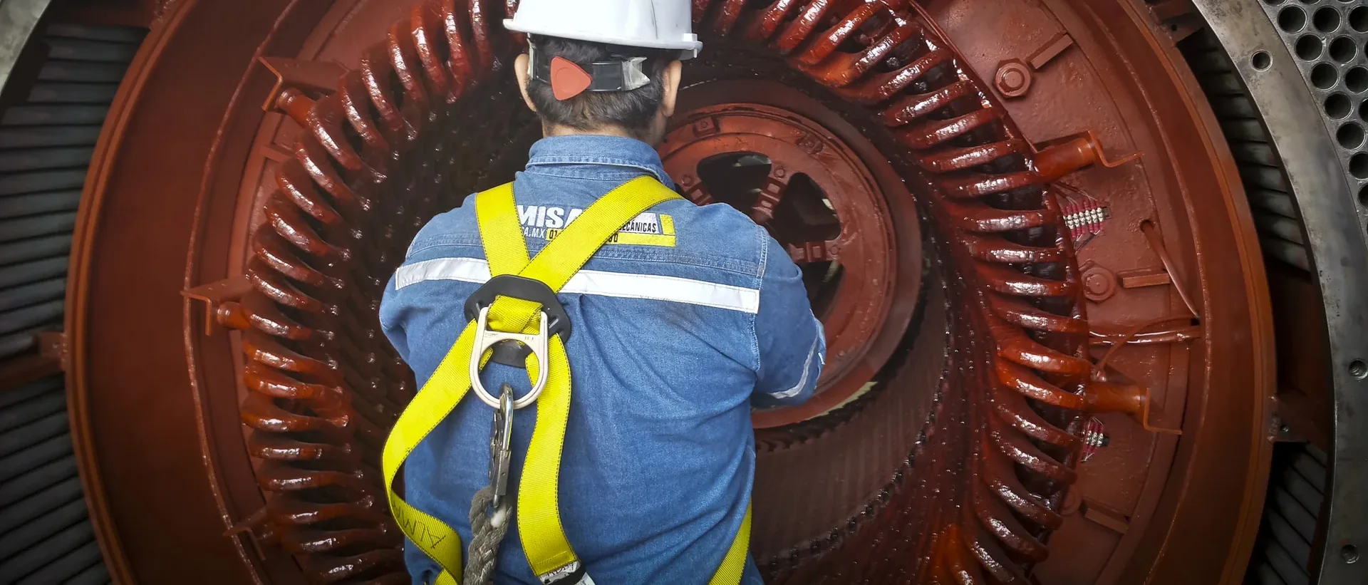 Rotor de polos salientes de un motor síncrono en reparación en el taller TEMISA