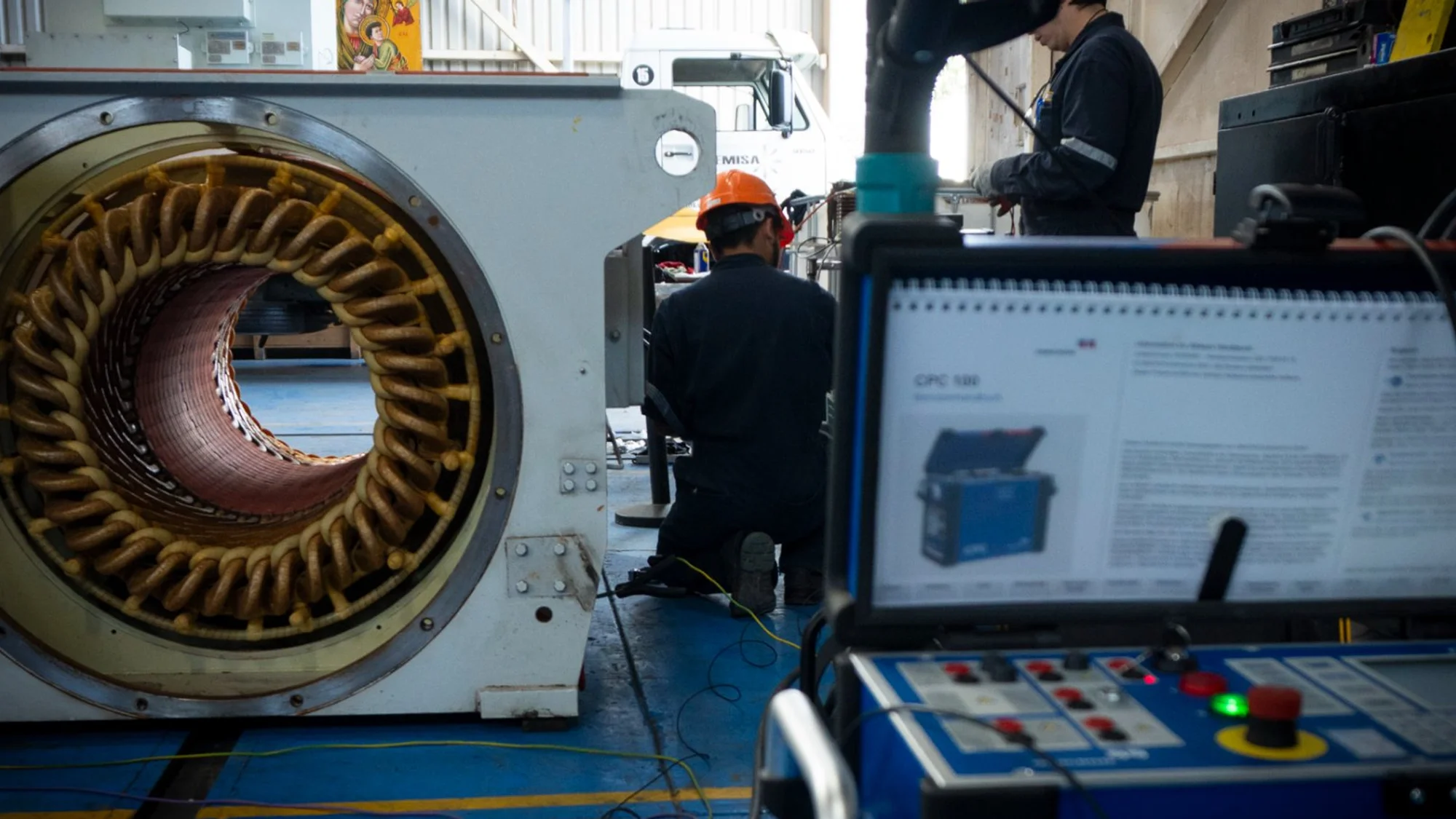 Pruebas eléctricas de diagnóstico al estator de un motor industrial en el taller TEMISA