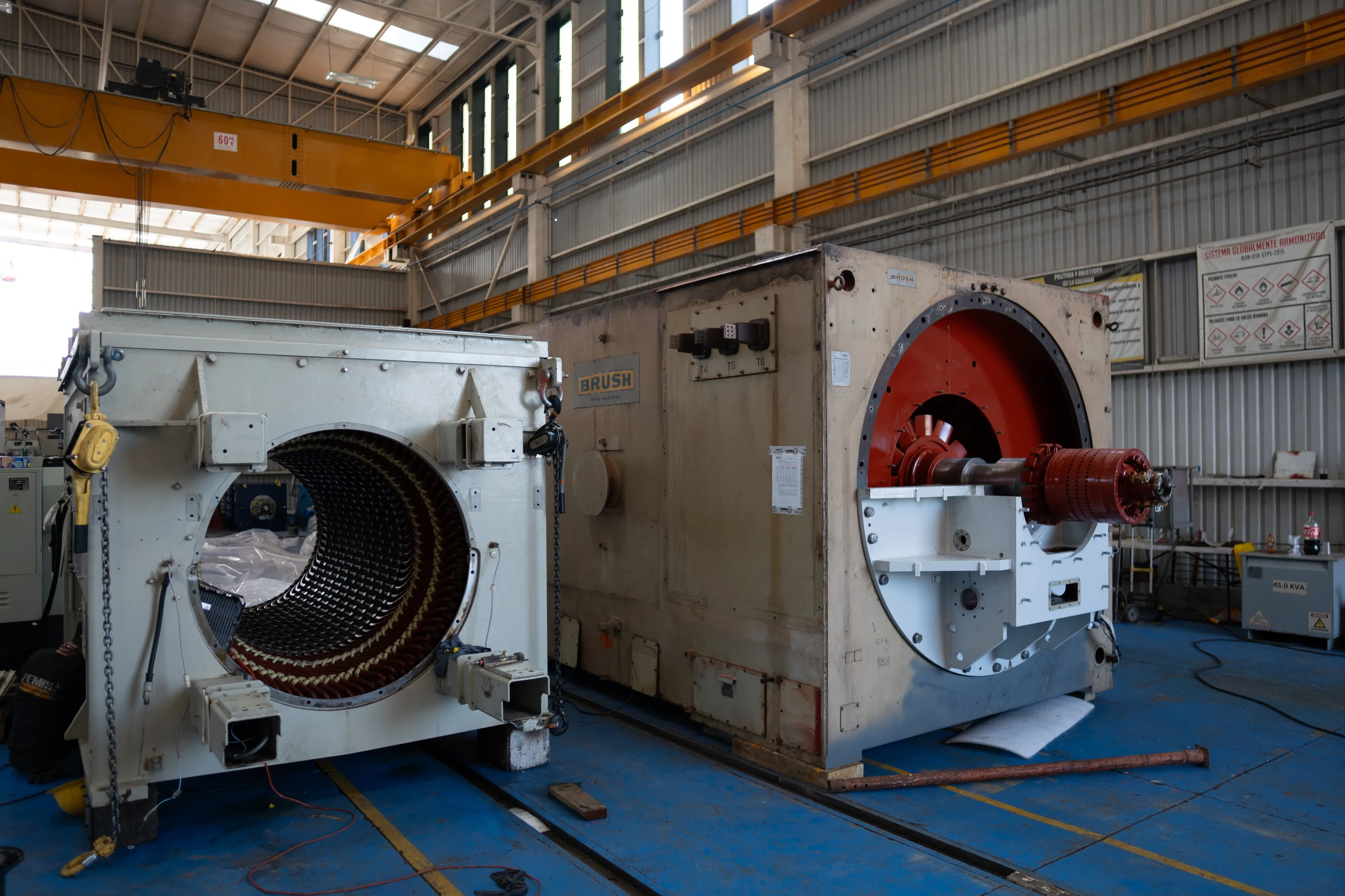 Máquinas eléctricas de gran tamaño en servicio en la nave del taller de TEMISA en Tlajomulco