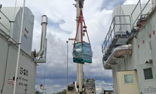Izaje de generador eléctrico durante maniobra de instalación en estación de compresión de gas natural