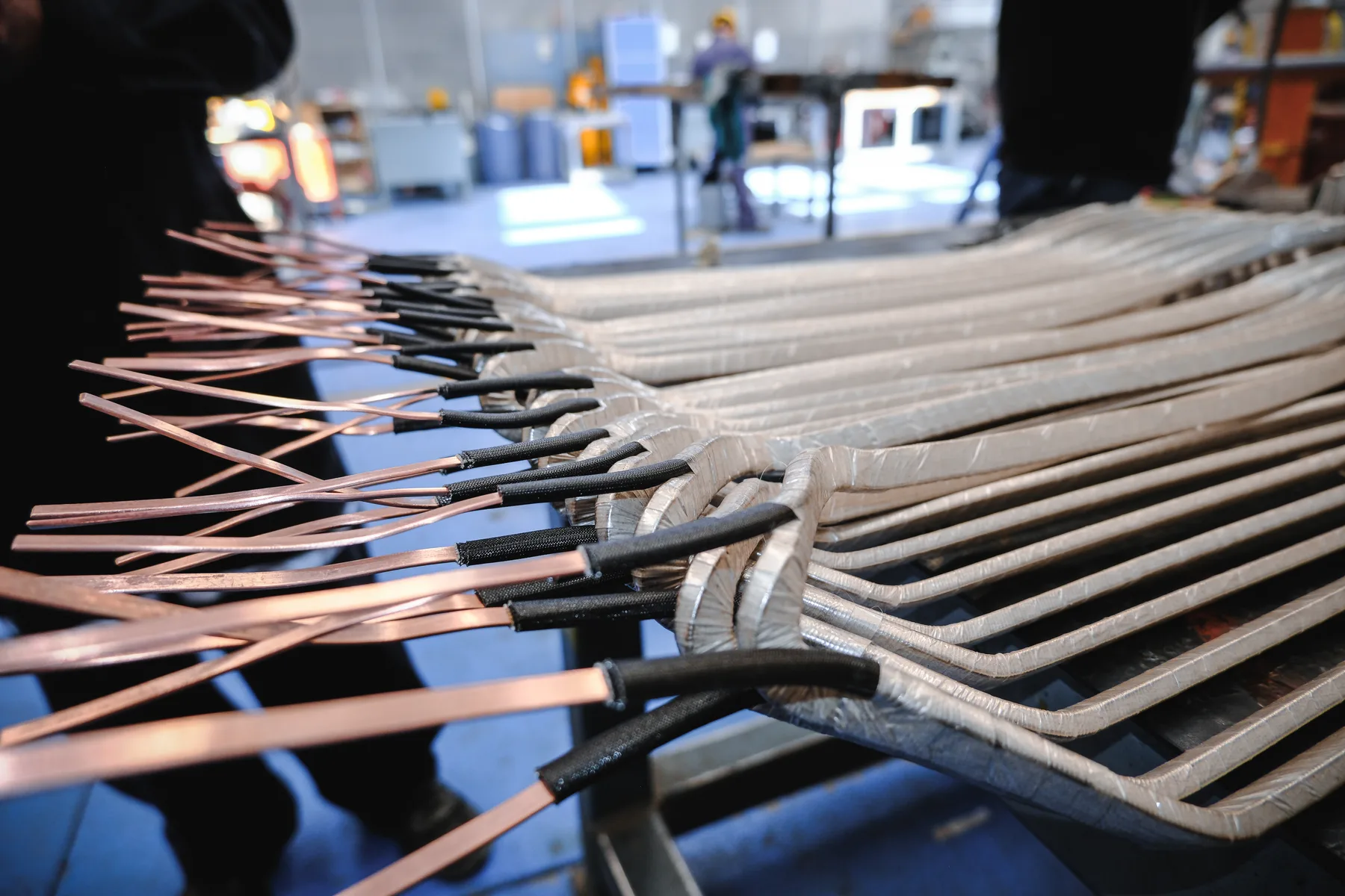 Bobinas preformadas de cobre encintadas en fabricación para embobinado de motores industriales en el taller TEMISA