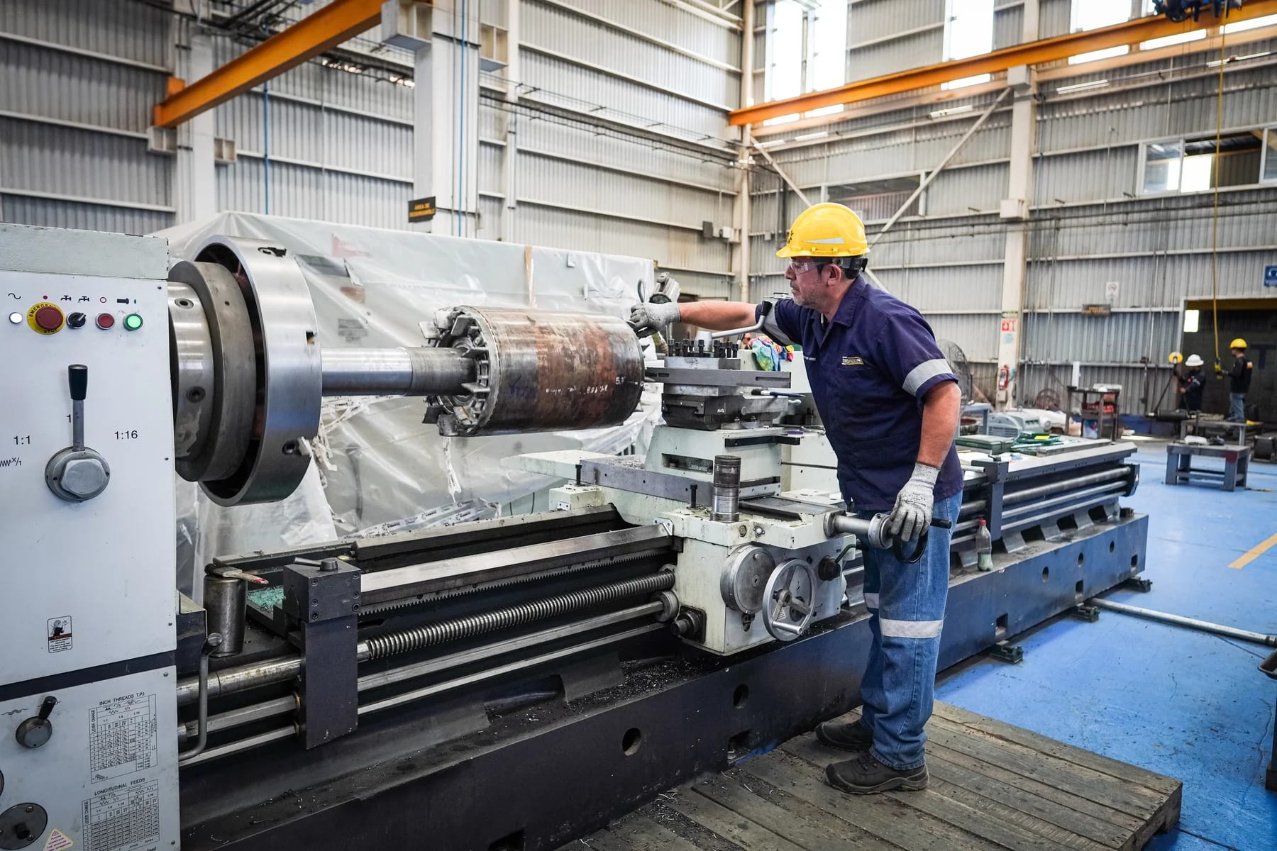 Técnico de TEMISA maquinando la flecha de un rotor en el torno paralelo del área de mecánica, al servicio de la industria de San Luis Potosí