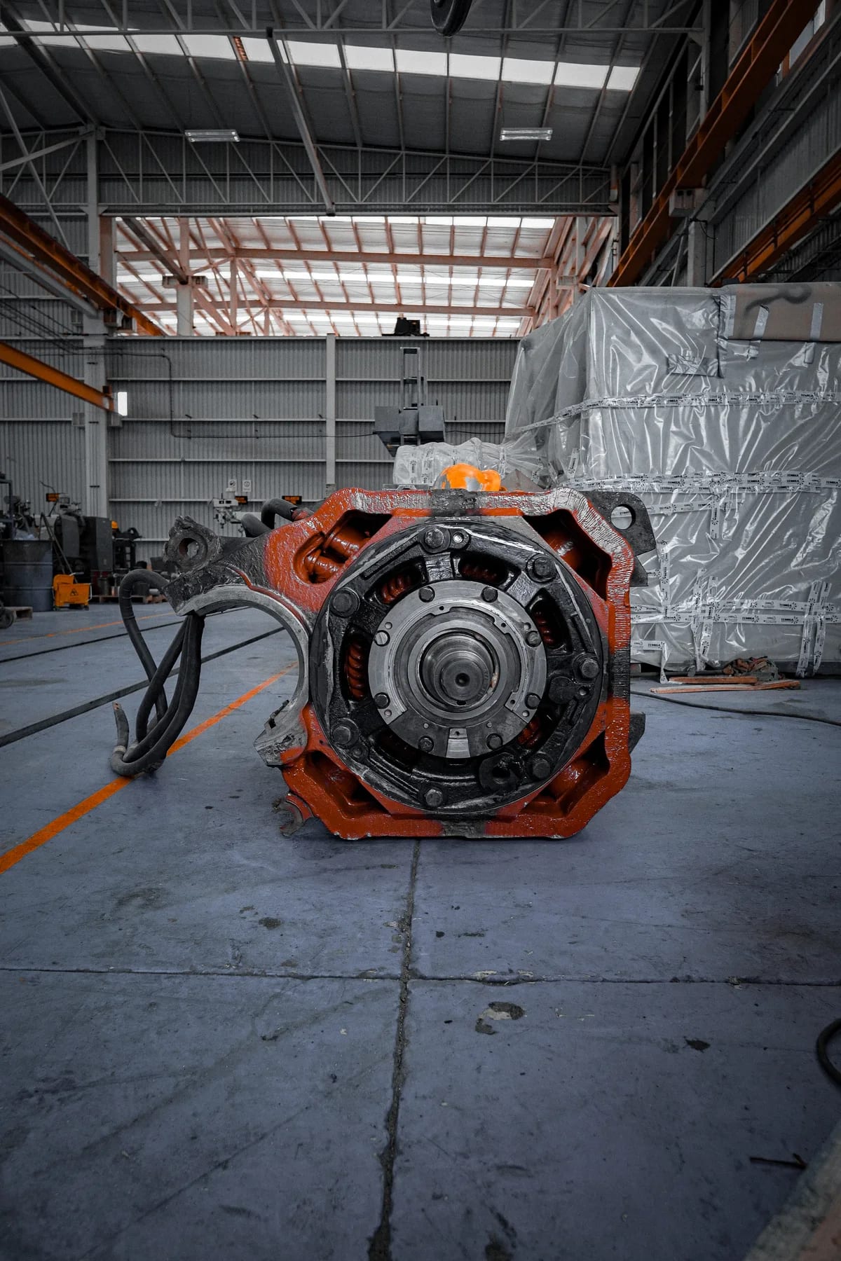 Motor de tracción completo visto de frente, con el conjunto de portaescobillas a la vista, en el taller de TEMISA