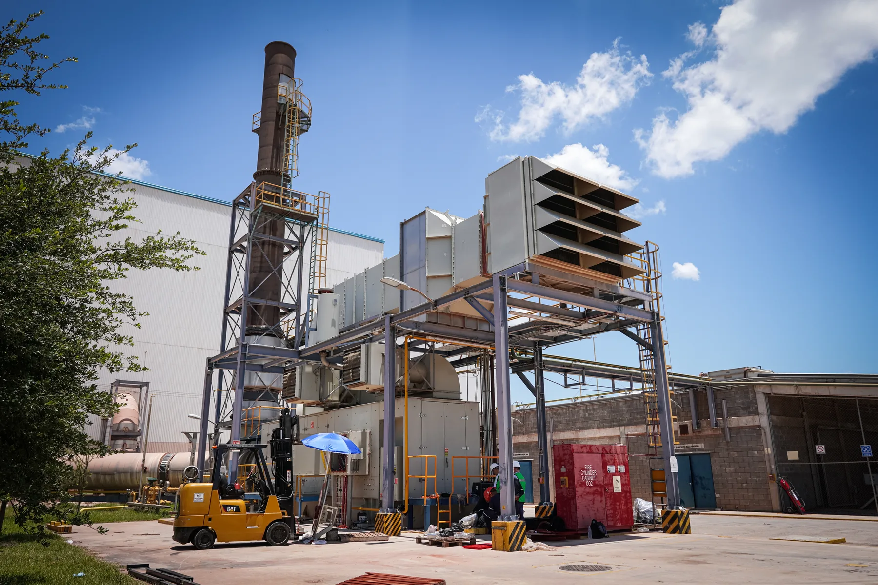 Cuadrilla de TEMISA en el exterior de una planta de generación, al servicio de la industria de Aguascalientes