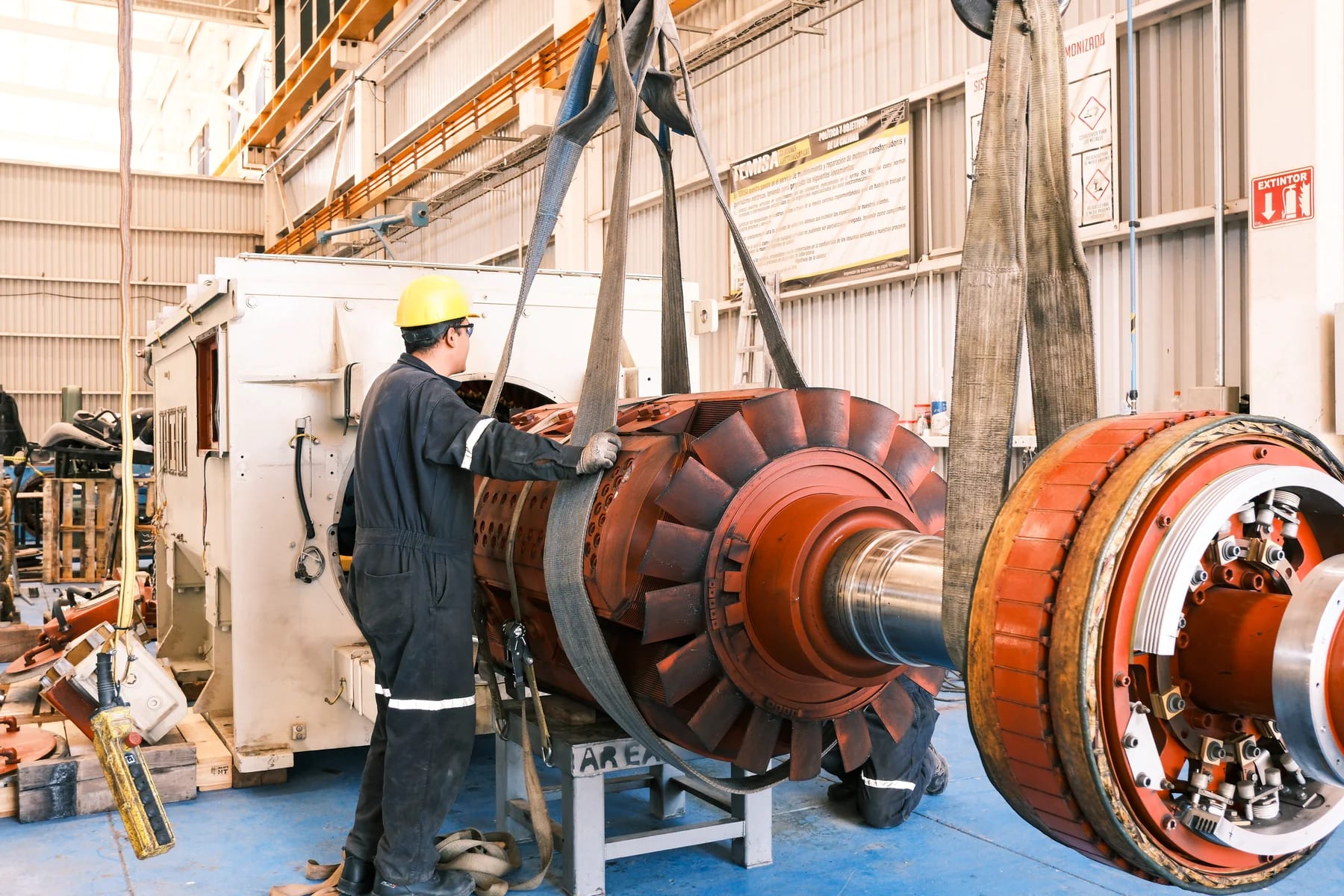Rotor de motor de anillos rozantes suspendido con eslingas durante el desensamble en el taller de TEMISA, al servicio de la industria de Hermosillo y Sonora