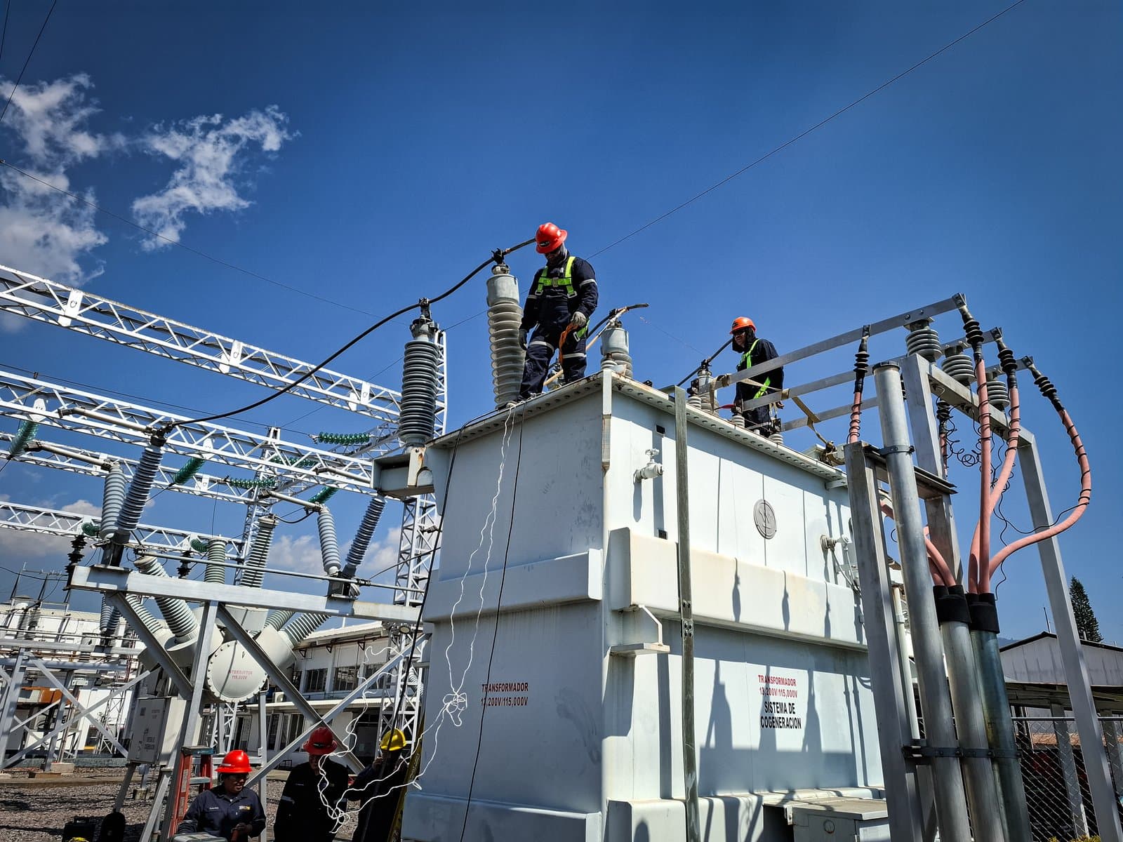 Subestación eléctrica con transformador y boquillas de alta tensión