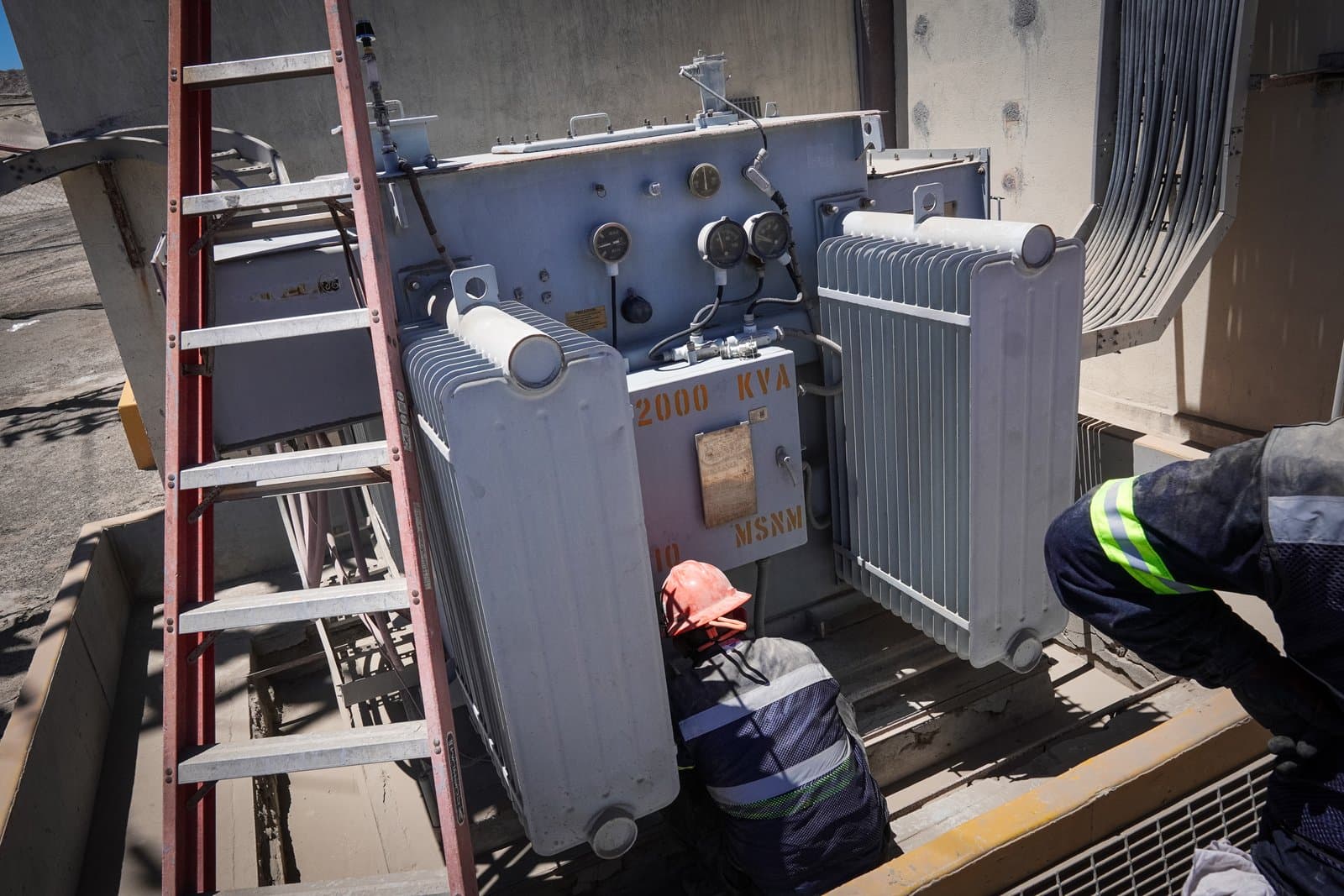 Transformador de potencia con radiadores durante la recuperación dieléctrica