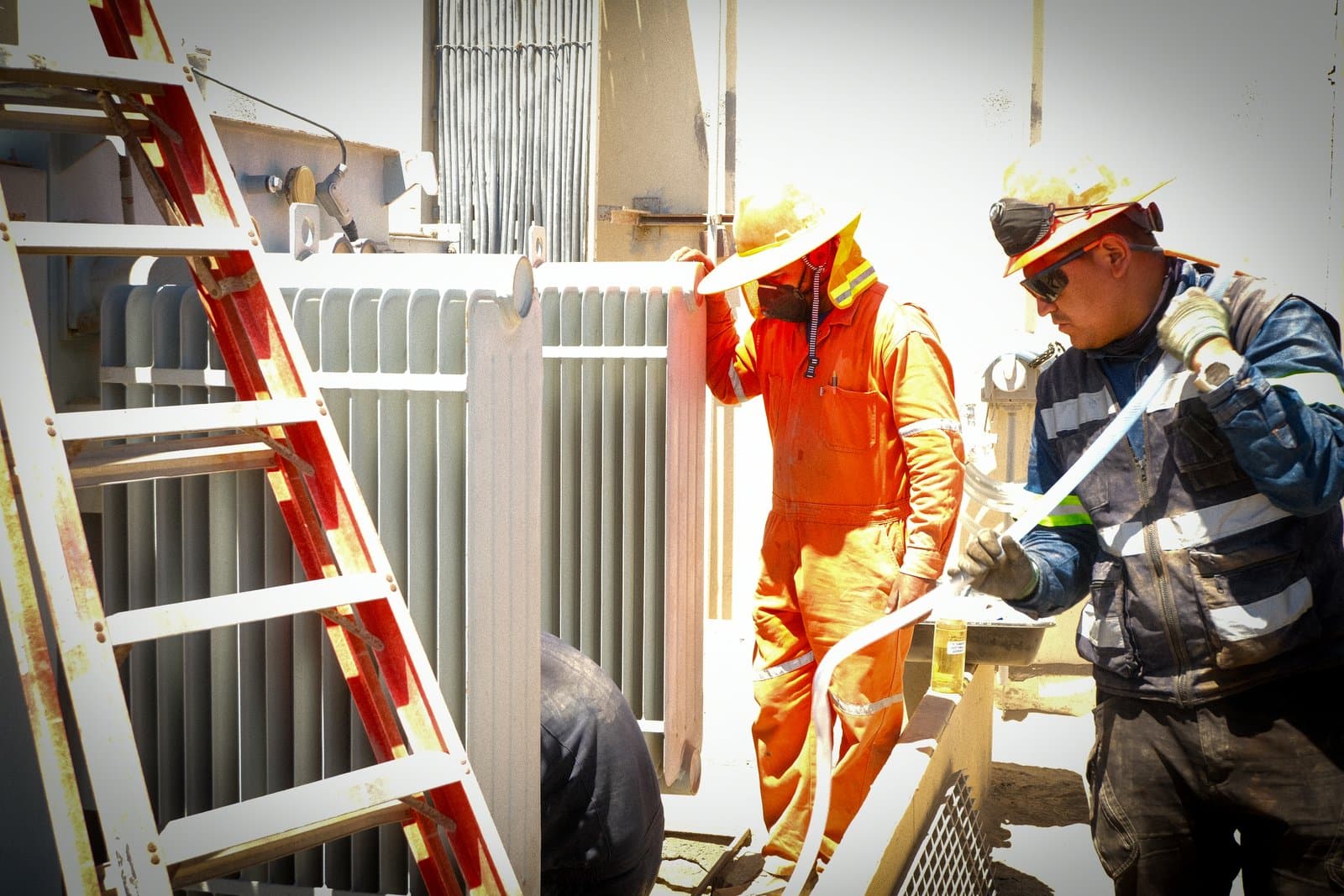 Muestreo del aceite dieléctrico del transformador de potencia de 24 MVA
