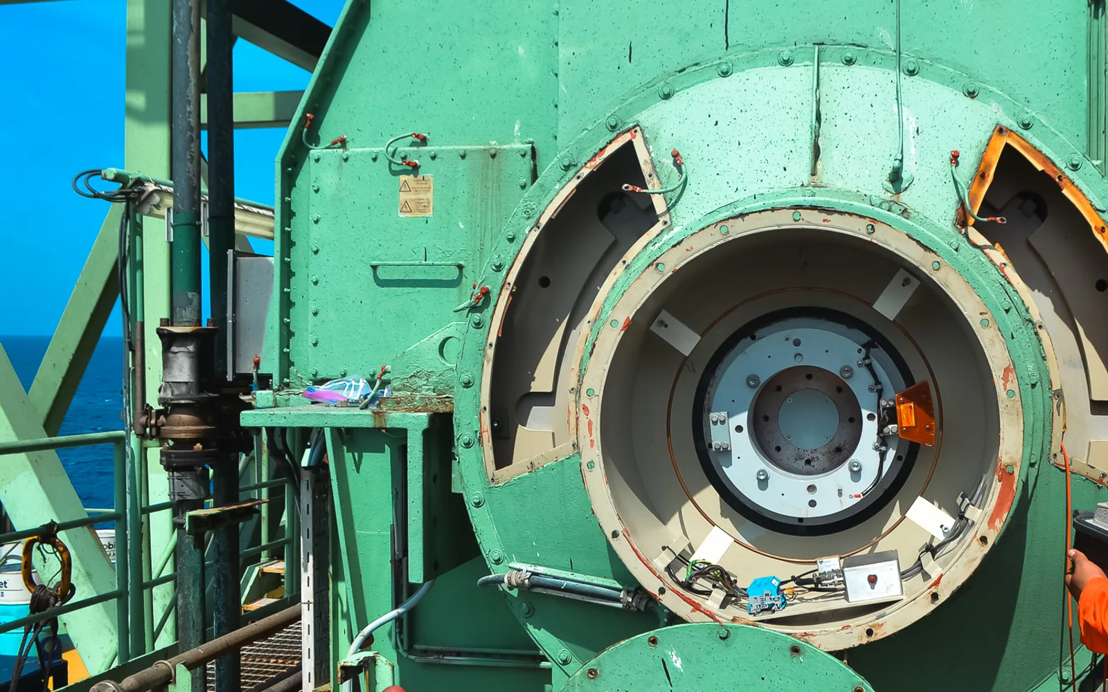 Generador síncrono en plataforma offshore con el mar de fondo — sector marino y naval de TEMISA