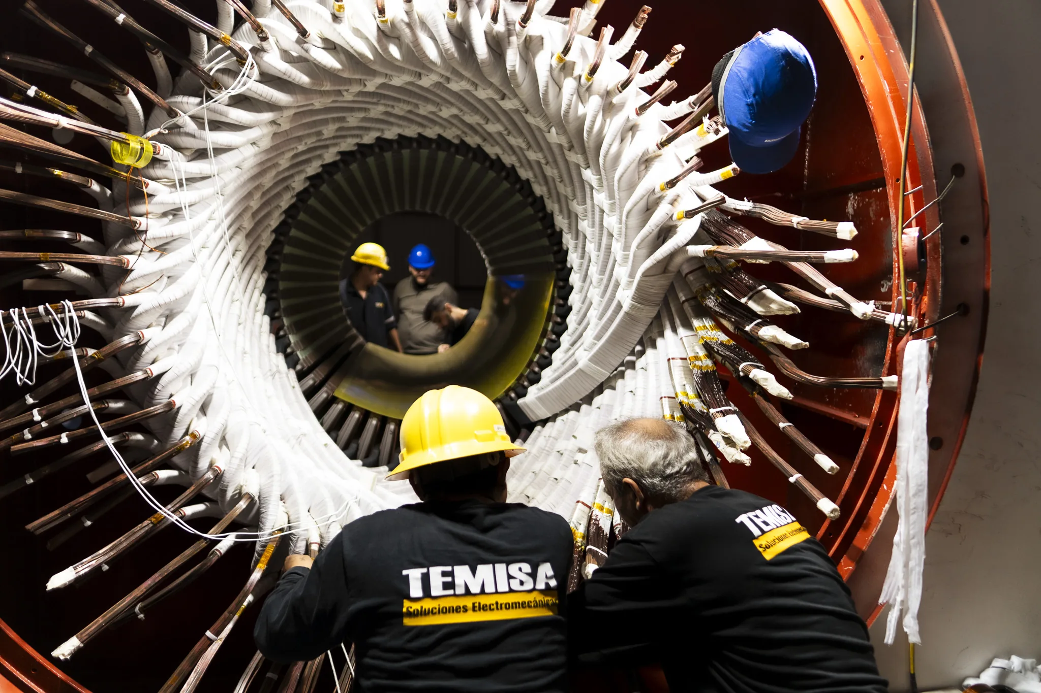 Técnicos de TEMISA en el embobinado del estator de un motor eléctrico industrial de media y alta tensión — taller Tlajomulco, Jalisco