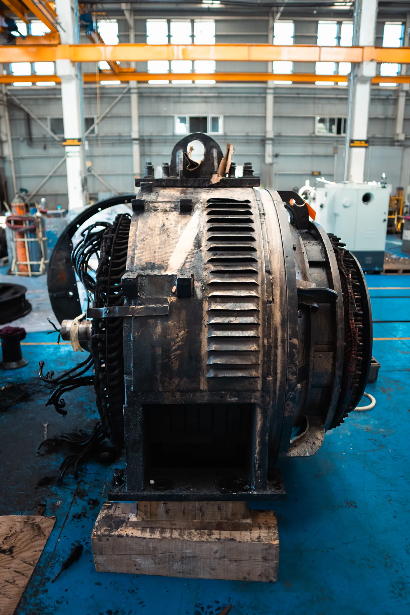Motor de tracción ferroviaria con el conmutador a la vista en el taller TEMISA