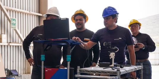 Cuadrilla de TEMISA operando un equipo de medición montado en un carro de instrumentación, durante un servicio en sitio