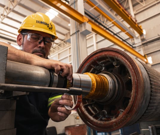 Rectificación de la flecha de un motor de tracción en el torno del taller TEMISA
